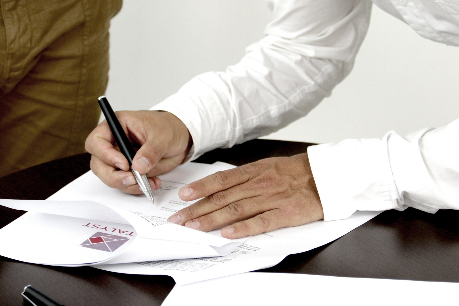 The Differences between a Letter of Offer vs. Employment Contract